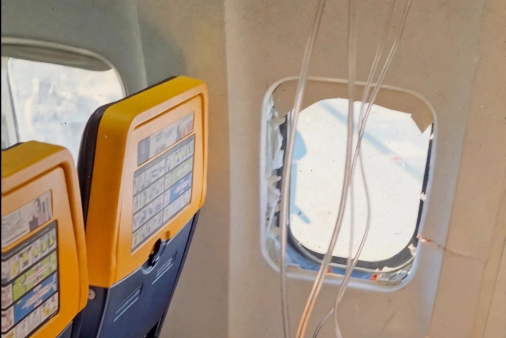 Csaknem kirepült egy utas a Ryanair ablakán