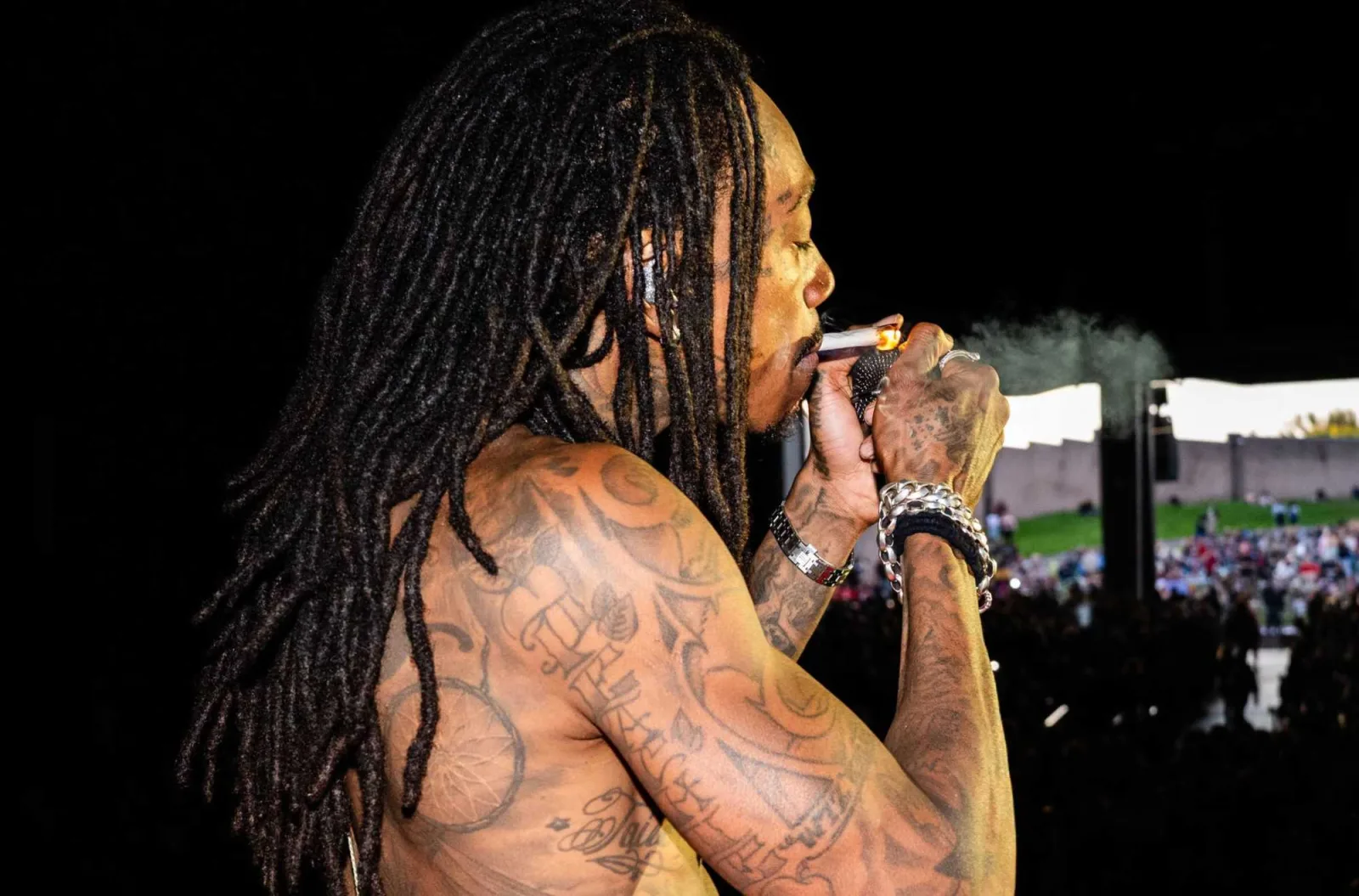 Kilenc hónap börtönre ítélte a román kúria Wiz Khalifa-t. Az amerikai rapper egy román fesztiválon füvezett, ezért indult eljárás ellene
